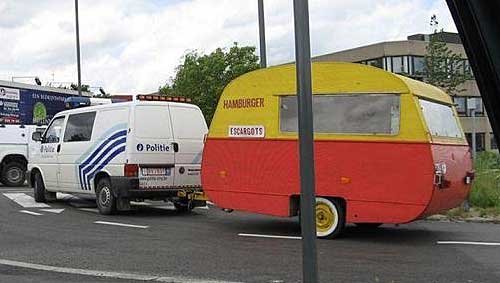 voiture de police belge belgique caravane perquisition de flics keuf keufs sandwich hamburger dietetique