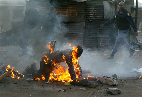 photo homme en flamme afrique du sud violence