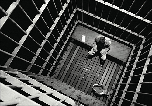 photo prison cage detenu toilette wc
