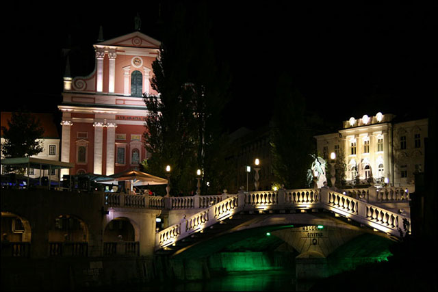 photo triple pont Ljubljana Tromostovje Slovenie touriste Slovenia fille slovene photo triple pont Ljubljana Tromostovje Slovenie touriste Slovenia fille slovene