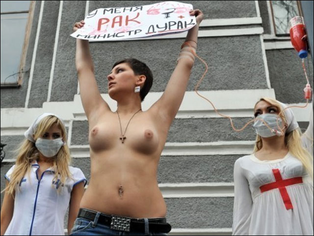 photo femme sein nu mouvement action Femen feministe manifestation Ukraine photo femme sein nu mouvement action Femen feministe manifestation fille sexy