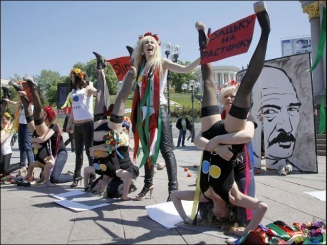 photo femme sein nu mouvement action Femen feministe manifestation Ukraine photo femme sein nu mouvement action Femen feministe manifestation fille sexy