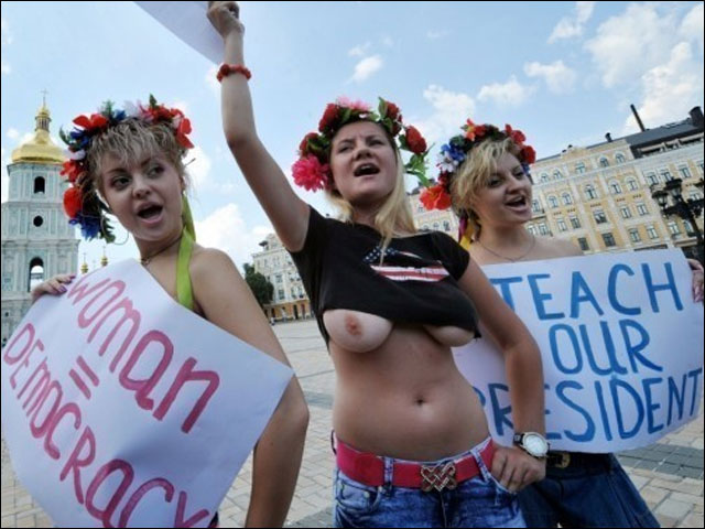 photo hd fille sexy sein nu topless mouvement action Femen femme nue dans la rue photo femme sein nu mouvement action Femen feministe manifestation fille sexy