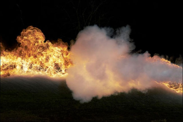 video duel lance-flammes contre extincteur slowmotion 1000fps fantom camera