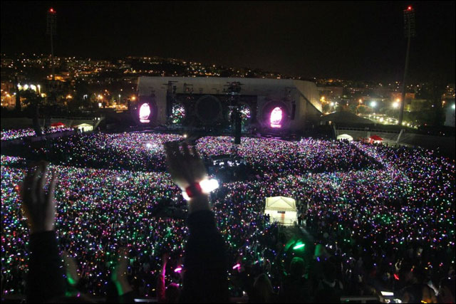 milliers lumieres pendant concert Coldplay Emirate Stadium stade Londres milliers lumieres pendant concert Coldplay Emirate Stadium stade Londres