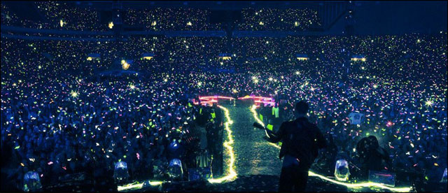 milliers lumieres pendant concert Coldplay Emirate Stadium stade Londres milliers lumieres pendant concert Coldplay Emirate Stadium stade Londres