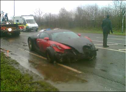 Bugatti Veyron crash into trees 