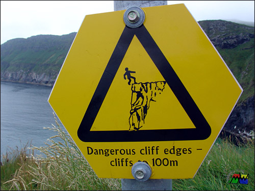 panneau insolite irlande cliffhanger chute falaise