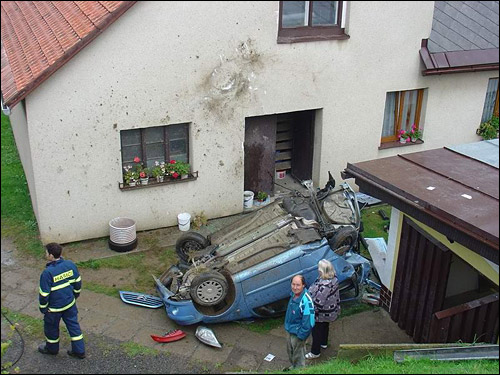 citroen c3 crash accident dans maison jardin