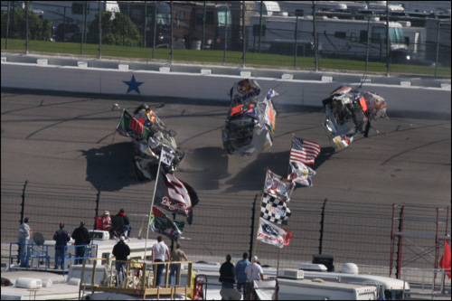 pictures photos crash voiture nascar Michael Mcdowell avril 2008