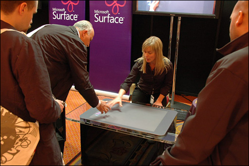 presentation microsoft surface cebit 2008 demonstration photo