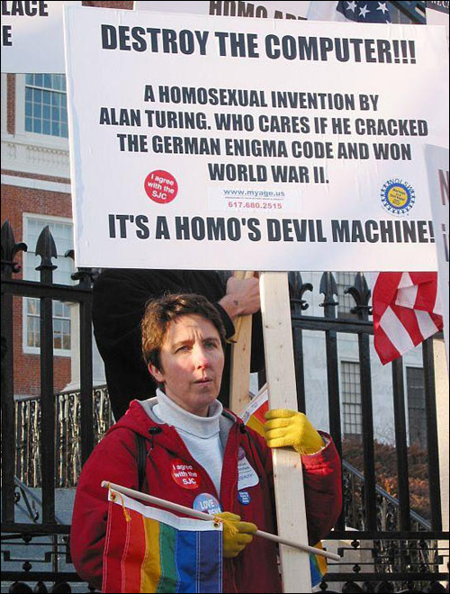photo fanatique anti technologie ordinateur detruire homosexuel gay