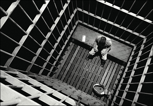photo prison cage detenu toilette wc