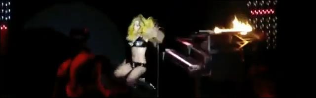 Chute de Lady Gaga en concert à Houston