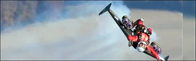 Jetman survole le Grand Canyon avec son aile à réaction