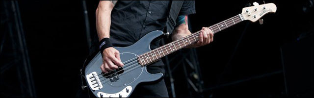 Volbeat basse guitare concert Sonisphere Festival 2011 photo live Papa Roach Volbeat basse guitare concert Sonisphere Festival 2011 photo live Papa Roach