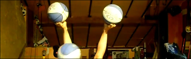 video Selyna Bogino jongle 5 ballon basket record du monde jonglage