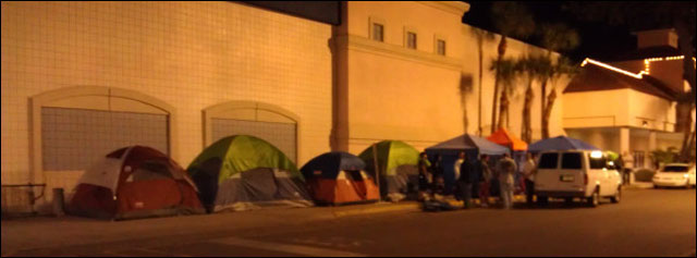 photo file attente foule magasin USA Black Friday 2011 WalMart etc photo file attente foule magasin USA Black Friday 2011 WalMart etc