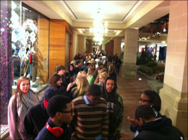 photo file attente foule magasin USA Black Friday 2011 WalMart etc