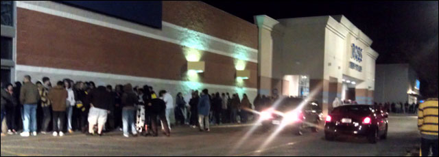photo file attente foule magasin USA Black Friday 2011 WalMart etc photo file attente foule magasin USA Black Friday 2011 WalMart etc