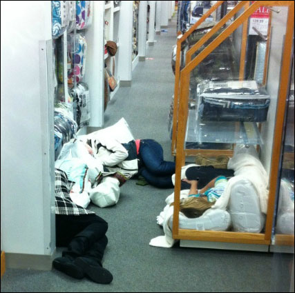photo file attente foule magasin USA Black Friday 2011 WalMart etc photo file attente foule magasin USA Black Friday 2011 WalMart etc