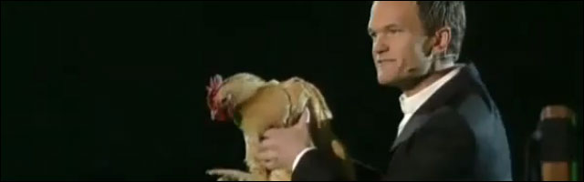 Barney Stinson joue jeu video Angry Birds IRL dans la realite vraie vie VGA awards Barney Stinson joue jeu video Angry Birds IRL dans la realite vraie vie VGA awards