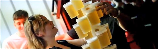 video buzz 1 girl 20 cups remake 1 cup serveuse biere oktoberfest munchen video buzz 1 girl 20 cups remake 1 cup serveuse biere oktoberfest munchen
