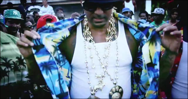 clip video Booba parodie chanteur Antoine chemise a fleur hawai gangster gay