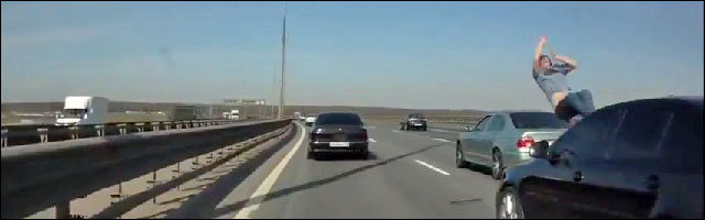 video accident voiture autoroute Russie crash test dummy homme percute video accident voiture autoroute Russie crash test dummy homme percute