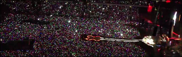 Des milliers de lumières dans le public d’un concert de Coldplay