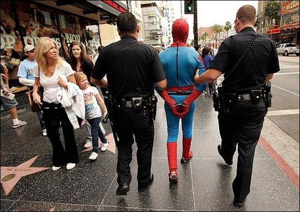photo arrestation police costume deguisement Halloween femme policier flic