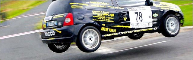 photo rallye Renault Clio jump saut photo rallye Renault Clio jump saut