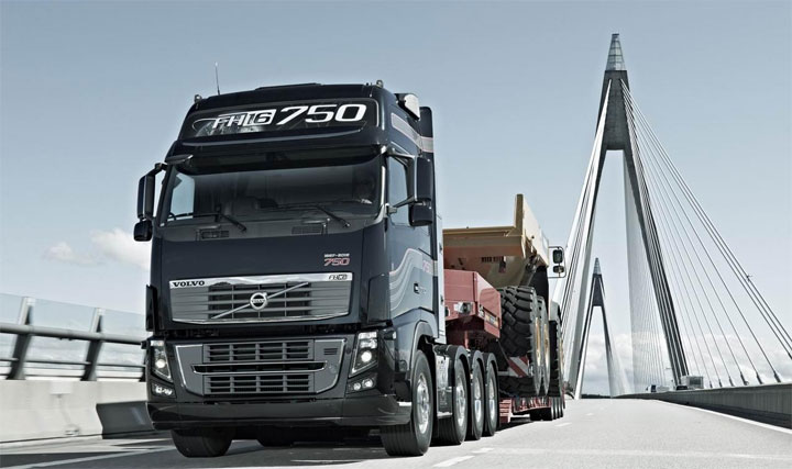 Un camion Volvo tire une remorque de 750 tonnes