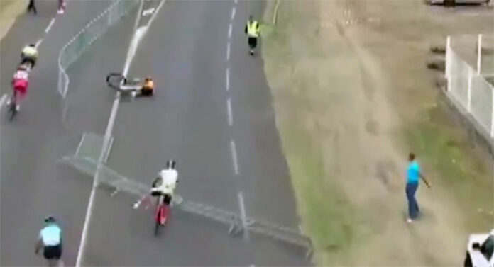 Un spectateur fait chuter des cyclistes avec une herse de barrières Un spectateur fait chuter des cyclistes avec une herse de barrières