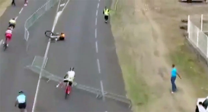 Un spectateur fait chuter des cyclistes avec une herse de barrières