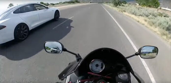 Tesla vs moto Tesla vs moto