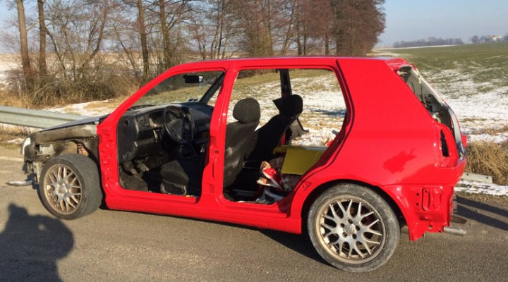 Il roule avec sa voiture sans portes, vitres ni coffre Il roule avec sa voiture sans portes, vitres ni coffre