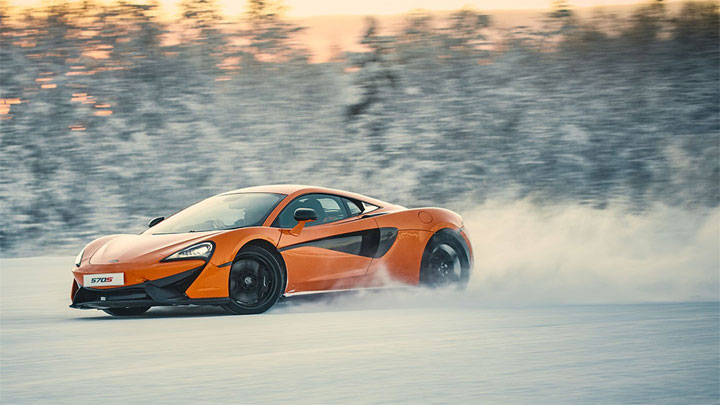 Drift sur neige avec une McLaren 570S