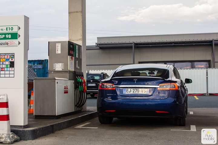 Une Tesla dans une station essence