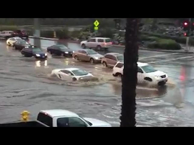 Traverser une rue inondée en Lamborghini