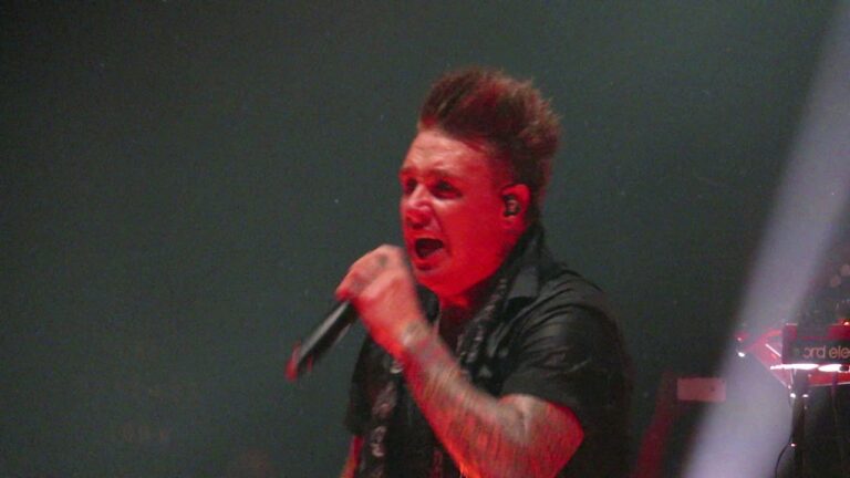 Papa Roach reprend Blur – Song 2 dans son concert à Paris