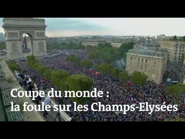 Les Champs Elysées après la victoire de la France en football