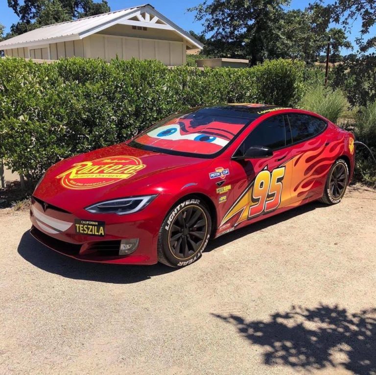 Flash McQueen roule en Tesla