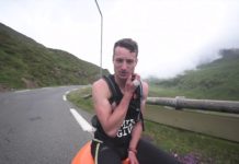 Grimper au sommet d’une montagne avec un ballon sauteur