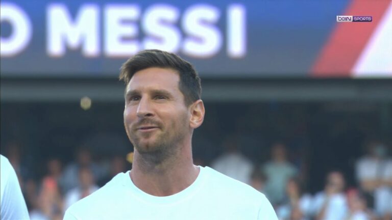Ovation pour Lionel Messi par les supporters du Parc des Princes